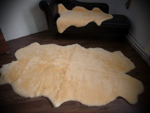 Schaffellteppich aus med. Schaffell / Lammfell  (aus 6 Fellen gefertigt)